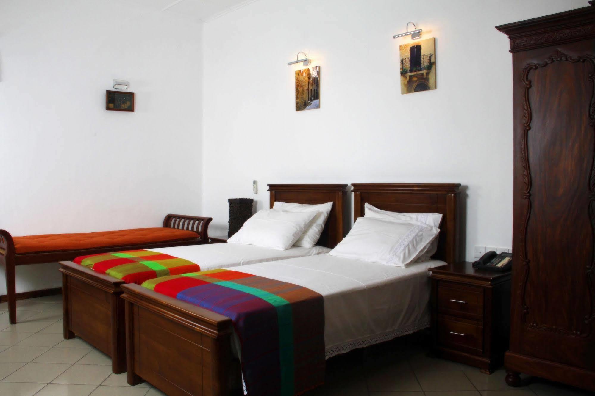Lodge 19 Negombo Esterno foto