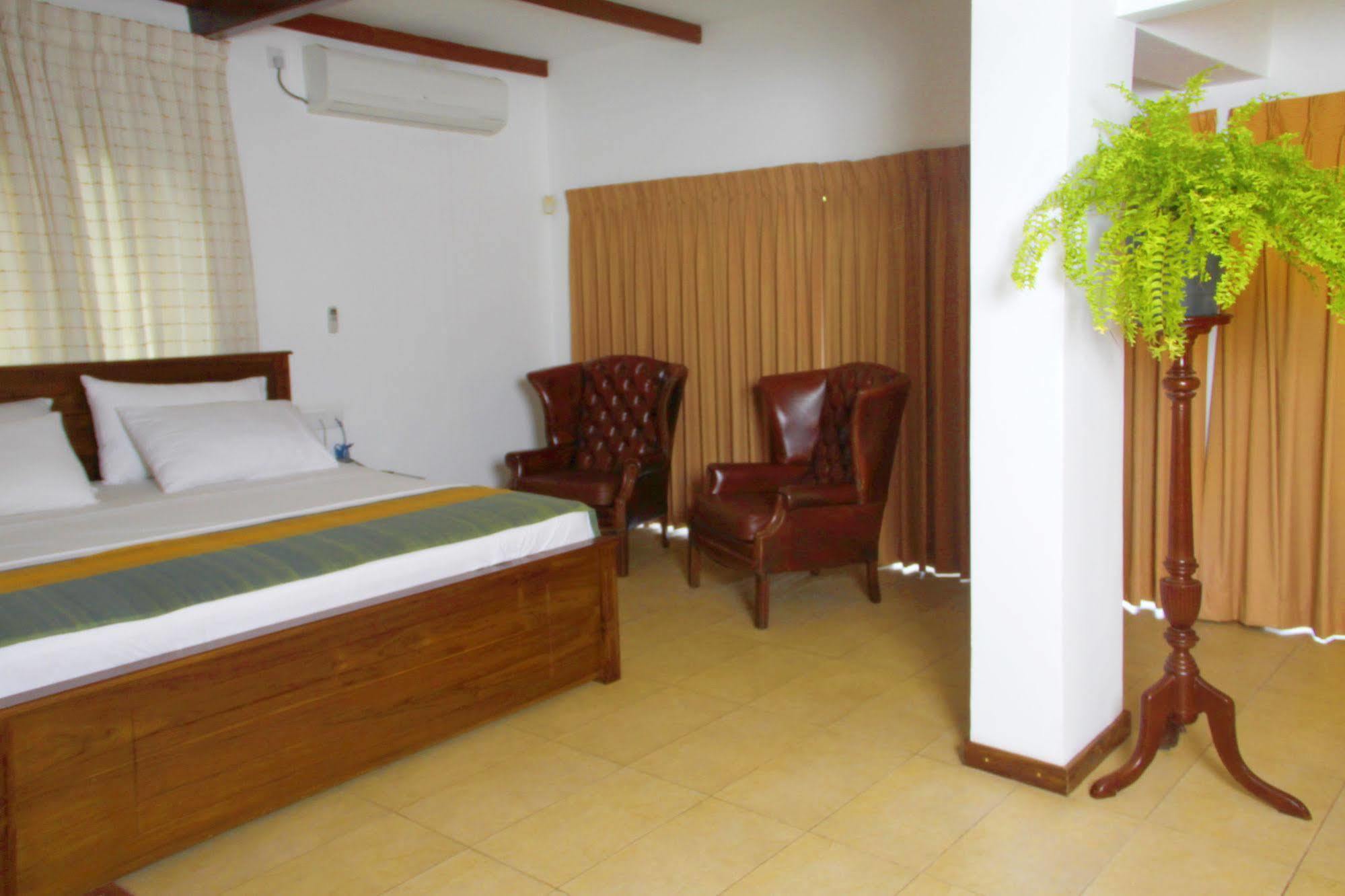 Lodge 19 Negombo Esterno foto