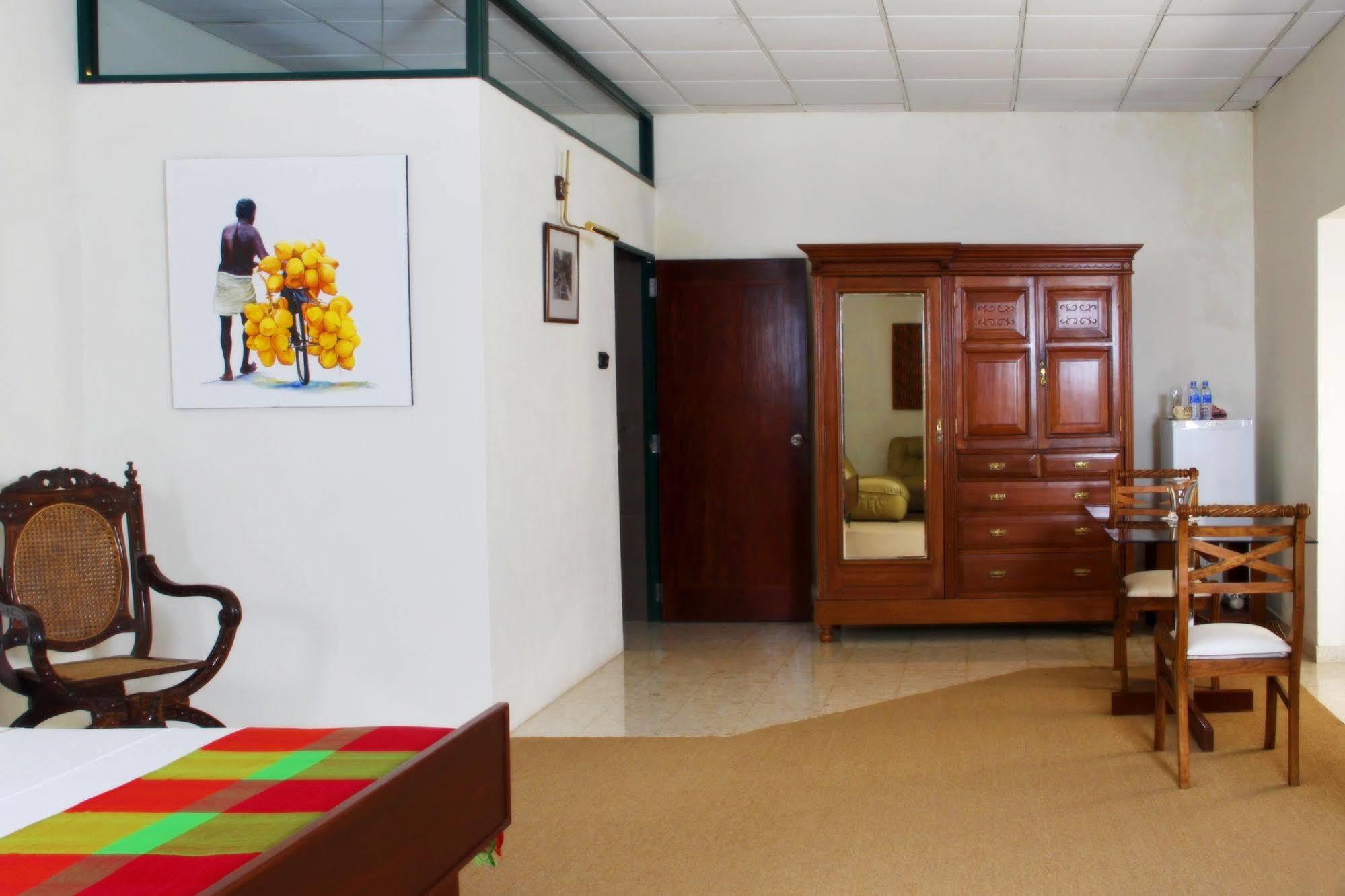 Lodge 19 Negombo Esterno foto